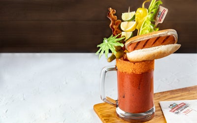 Bloody Mary Estilo Cabello De Halcón Del Hot Dog