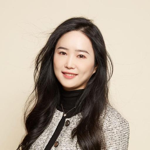 Fiona He, 일본 부사장보 - 2015년 Analyst로 합류