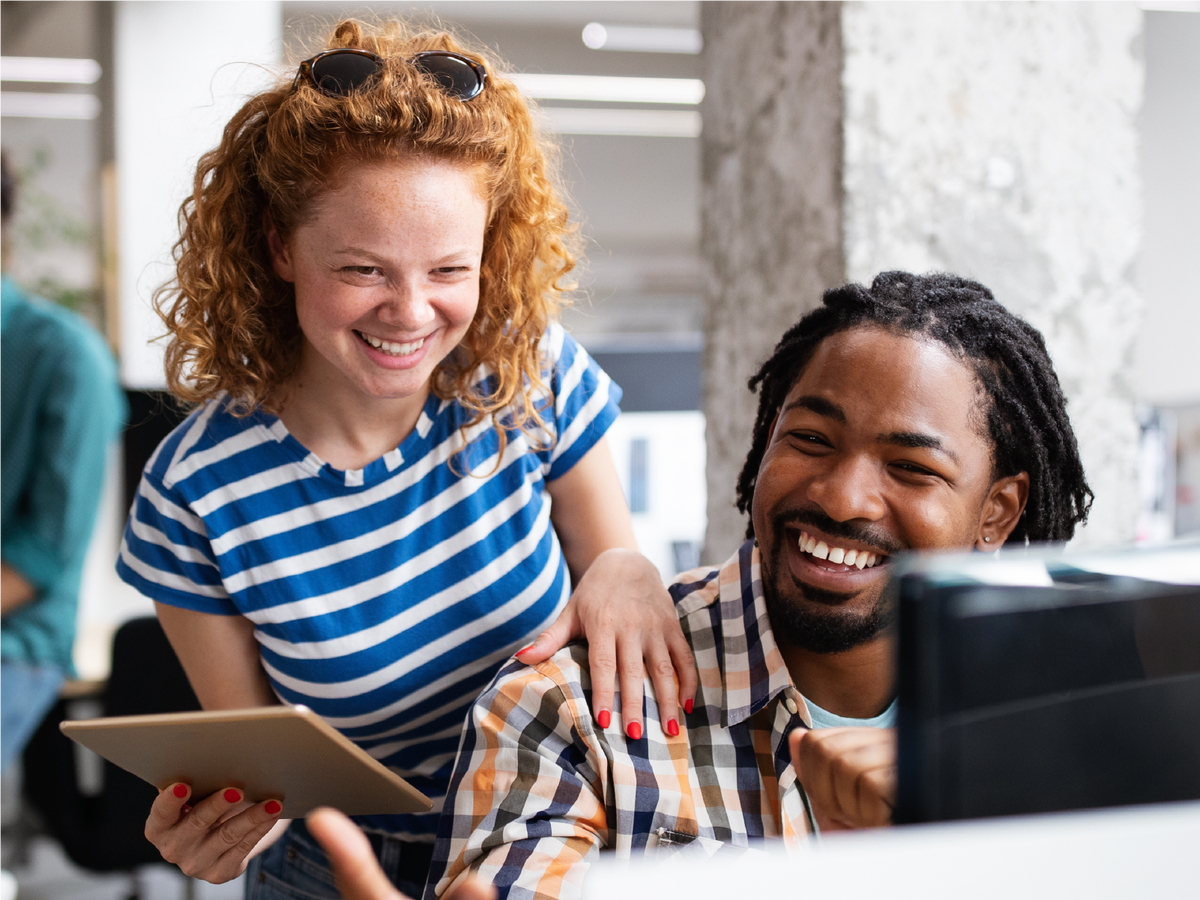 웃고 있는 두 직원