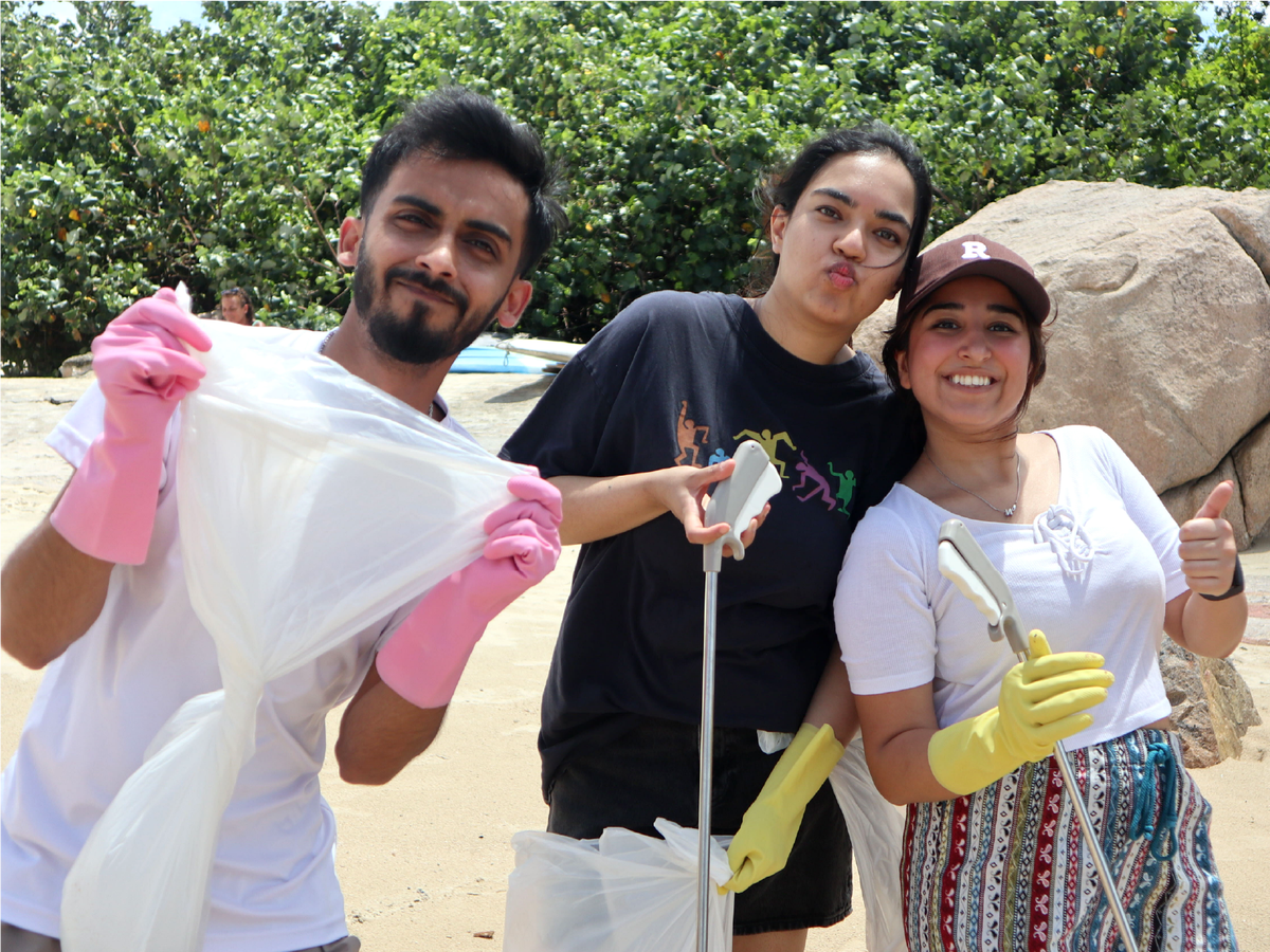 해변을 청소하는 직원들