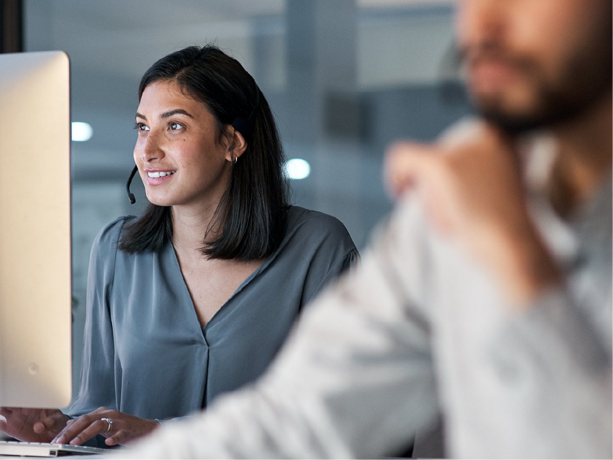 컴퓨터 화면을 보는 여성