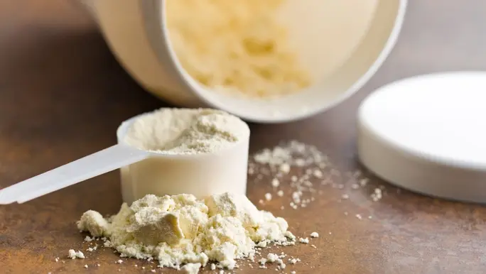 A scoop of vanilla low FODMAP protein powder