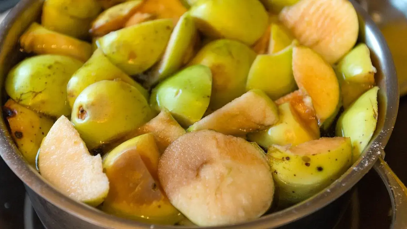 Boiled apple water trend: The science behind the Chinese medicine practice