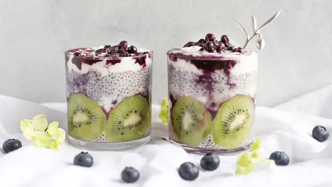 Low FODMAP yoghurt and chia pudding with kiwi fruit and blueberries