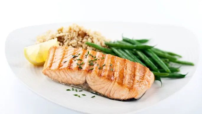 Grilled salmon with green beans, brown rice and a wedge of fresh lemon