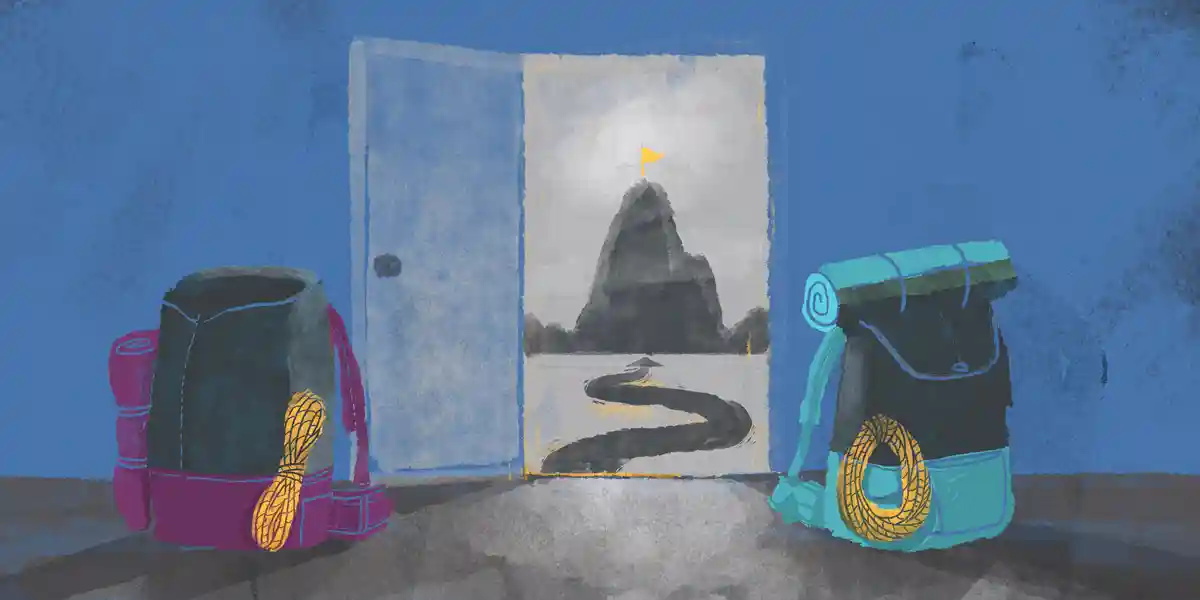 Zwei gepackte Wanderrucksäcke, einer auf jeder Seite einer offenen Tür, die auf einen Weg blickt, der auf den Gipfel eines Berges führt, mit einer Flagge ganz oben, um zu zeigen, dass es in diesem Blog um die Reise geht, die mit der CEO-Nachfolgeplanung verbunden ist, einschließlich des ersten Teils der CEO-Nachfolgeplanungsgespräche, die Sie richtig führen müssen:  das Gespräch zur Identifizierung potenzieller Nachfolger