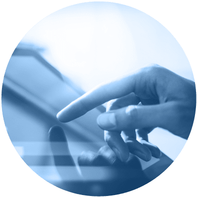 Quelqu’un a touché un écran d’ordinateur, a zoomé sur la main de la personne, pour montrer que la transformation numérique est le numéro 7 sur la liste des sujets de leadership brûlants pour 2021