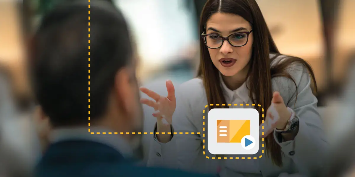 Une femme candidate à un emploi passant un entretien avec un homme, cette femme ayant l&#39;air confiante et parlant avec ses mains et le recruteur posant des questions comportementales à la candidate