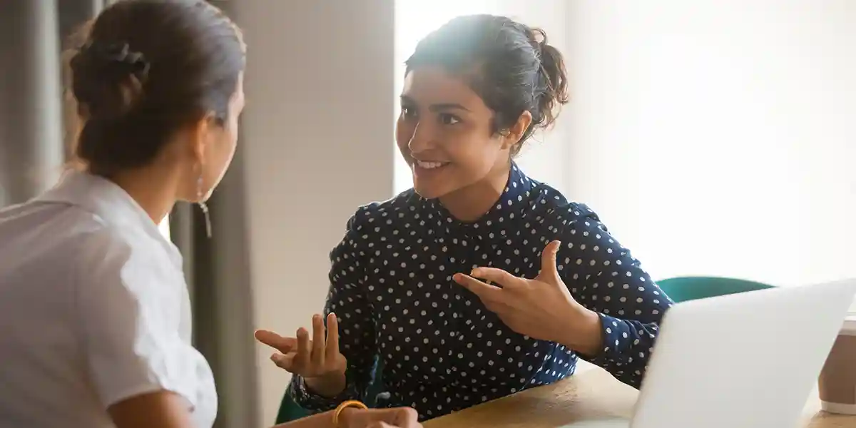 Deux membres de la génération Z discutent