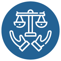 Icône de deux mains sous une balance équilibrée pour montrer que la résolution équitable des conflits est l’une des compétences de leadership nécessaires pour apprendre à créer un environnement inclusif