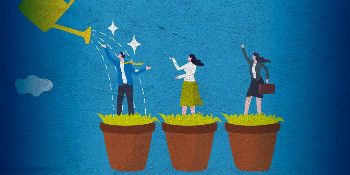 Des personnes debout sur des pots en train d’être arrosées pour symboliser la croissance à partir des meilleures pratiques pour le développement du leadership