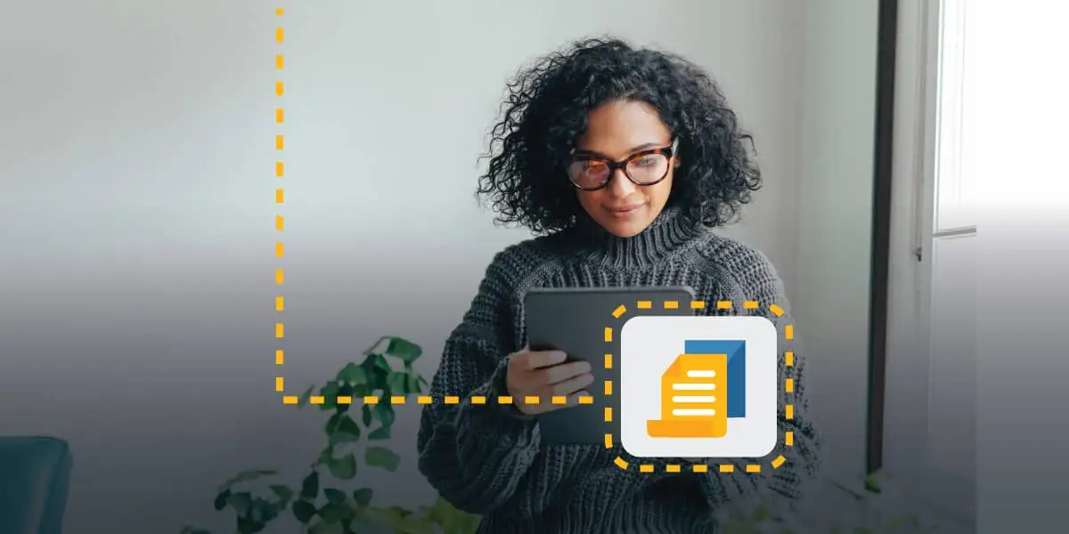 femme cadre intermédiaire regardant joyeusement la tablette avec les cours du programme des cadres intermédiaires de DDI dessus