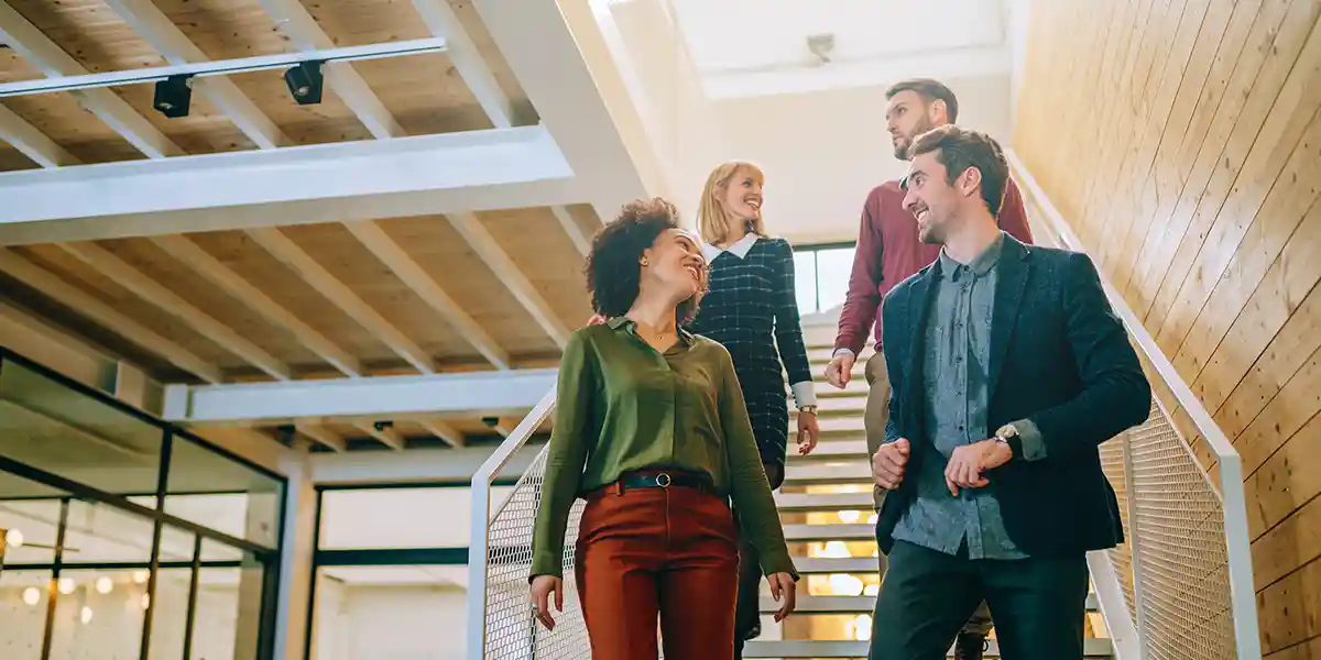 Poeple kommt die Treppe herunter und sagt: "Lasst uns zu effektiveren Meetings verpflichten"