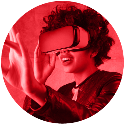 une personne portant un casque de réalité virtuelle pour montrer que la création d’une meilleure expérience pour les employés est le numéro 6 sur la liste des 10 sujets de leadership les plus importants pour 2021