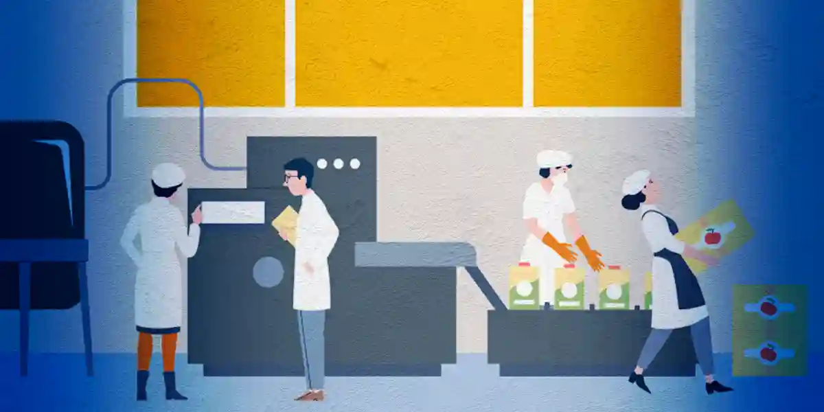 Mitarbeiter in einer Produktionsanlage heben Kisten und bewegen Gegenstände auf einem Förderband, während ein Vorgesetzter während eines Gesprächs mit einem Mitarbeiter auf dem Boden Führungsqualitäten in der Fertigung einsetzt.