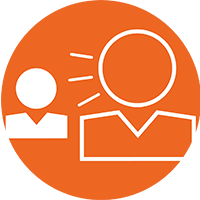 Ein Symbol eines Geschäftsmanns mit Pfeilen, die aus seinem Gesicht kommen, um zu zeigen, dass er das zweite, kleinere Geschäftssymbol zu seiner Linken anschreit, um zu zeigen, dass der Grund, warum Führungskräfte scheitern, darin besteht, dass sie zu viel Zeit mit dem Mikromanagement ihrer Teams verbringen