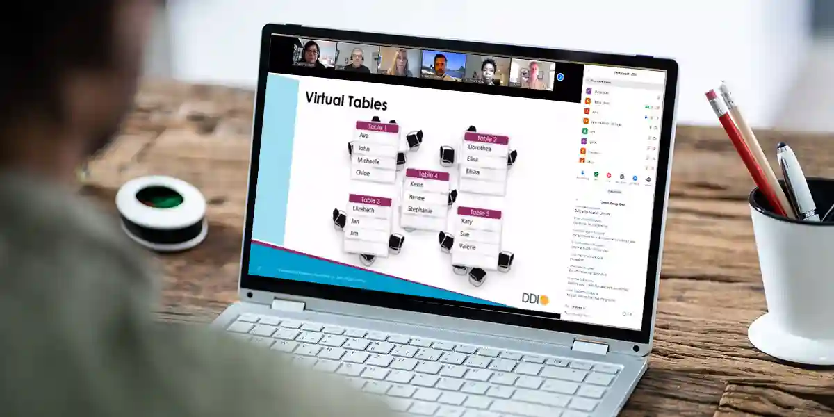 Personne à l’ordinateur apprenant la signification de la classe virtuelle.