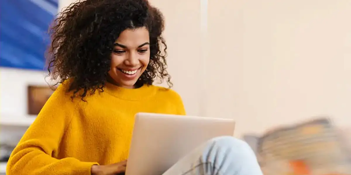 Eine weibliche Führungskraft, die an ihrem Laptop arbeitet und ein Blended-Learning-Programm zur Entwicklung von Führungskräften durchführt