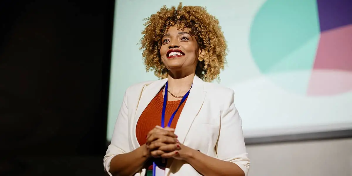 Femme souriante à propos de la transformation de la culture de l&#39;entreprise