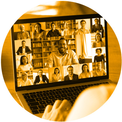 Un écran d’ordinateur avec de nombreuses personnes pour montrer qu’une réunion virtuelle est en cours, montrant que la collaboration virtuelle est le numéro 8 sur la liste des sujets de leadership les plus brûlants pour 2021