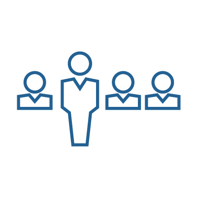 Illustration d’une icône d’enseignant avec des icônes d’élèves en arrière-plan pour montrer que la classe traditionnelle fait partie des outils des stratégies d’apprentissage mixte