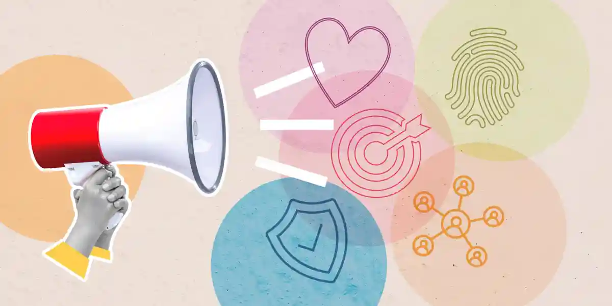 Les mains tiennent un mégaphone qui projette des icônes d’un bouclier, d’un cœur, d’une cible, d’une empreinte digitale et d’un réseau de personnes pour montrer qu’il existe cinq principes de conception pédagogique pour les programmes d’apprentissage