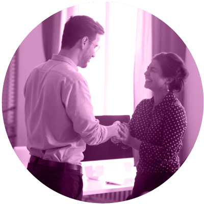 Deux professionnels du monde des affaires se serrent la main pour montrer que l’analyse des personnes est le numéro 9 sur la liste des sujets de leadership les plus brûlants pour 2021