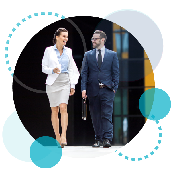 Deux professionnels du monde des affaires qui discutent, le sourire aux lèvres, alors qu’ils marchent ?fm=webp&q=65