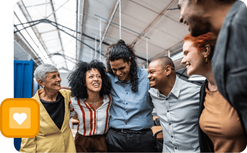 Eine Gruppe von Menschen, die dicht an dicht stehen, die Arme umeinander gelegt und lachen