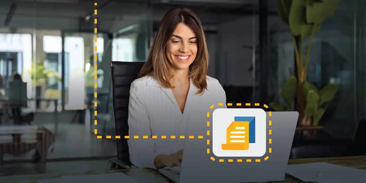 lächelnde Führungskraft an vorderster Front, die an einem Laptop arbeitet, um das Frontline-Leadership-Training von DDI abzuschließen