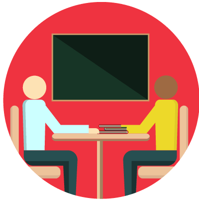 Image animée de deux leaders dans une salle de classe regardant un tableau noir