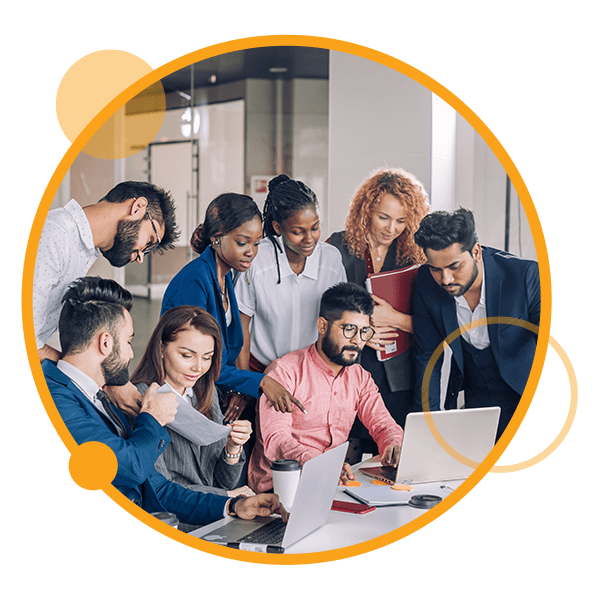 Gruppe von Personen, die die Inhalte ihrer DDI Enterprise Subscription auf zwei Laptop-Bildschirmen betrachten und diskutieren?fm=webp&q=65