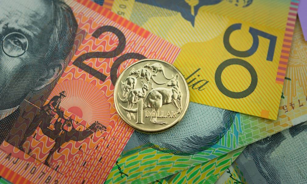 If the minimum wage were to increase by $1 an hr, what would be the effects on the economy and low-income earners_.jpeg