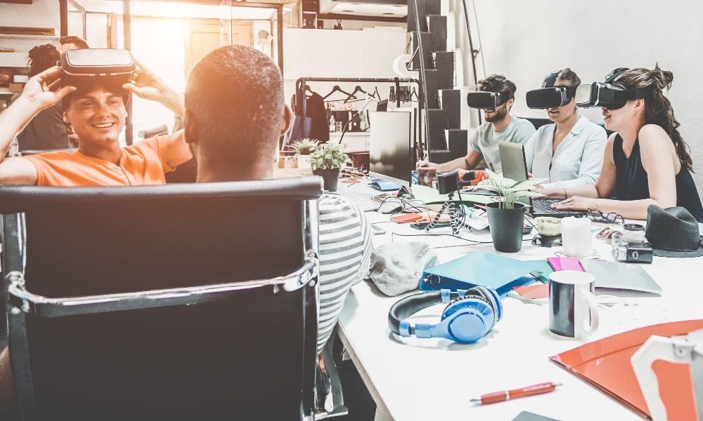 Incorporating third-person perspectives in the VR enhances reflective understanding of social dynamics and reduces motion sickness.jpeg