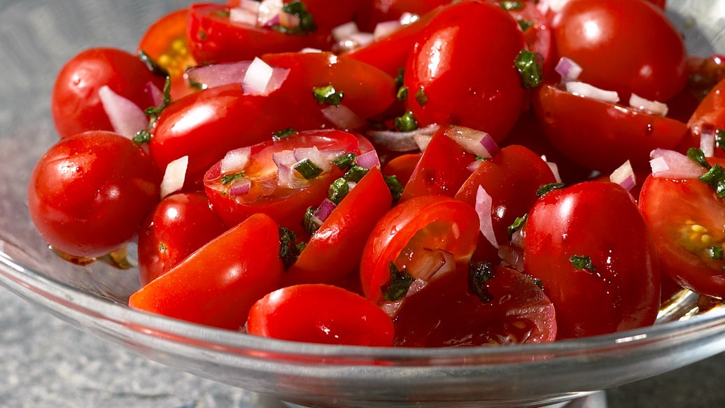 Самые вкусные помидоры рецепт фото. Cherry Tomato Salad. Салат с помидорами черри. Томаты черри. Помидоры черри половинки.