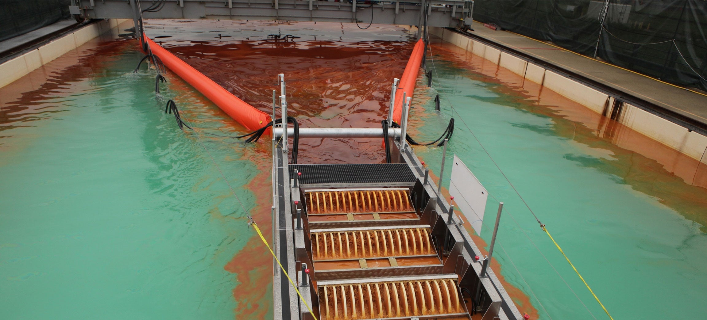 всплывающие нефтепродукты. нефтесборщики для сбора нефти. скиммер для сбора нефтепродуктов с водной поверхности. очистка емкостей от нефтепродуктов. бочки с топливом.