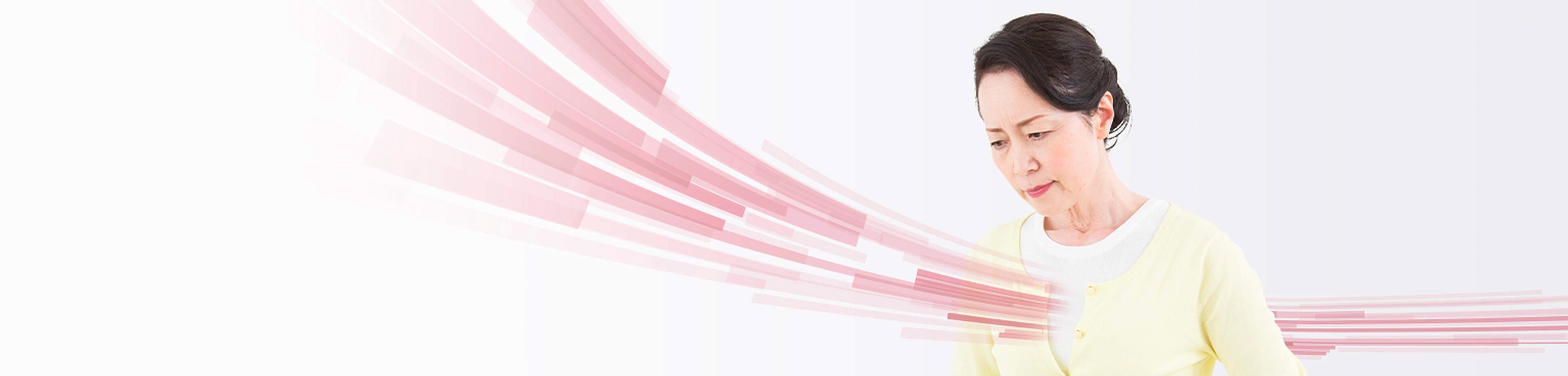 黄色いシャツを着た女性