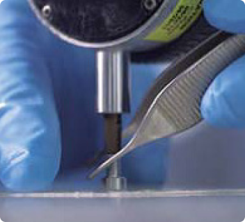 型抜きされた弁尖は一枚ずつ計測され、
