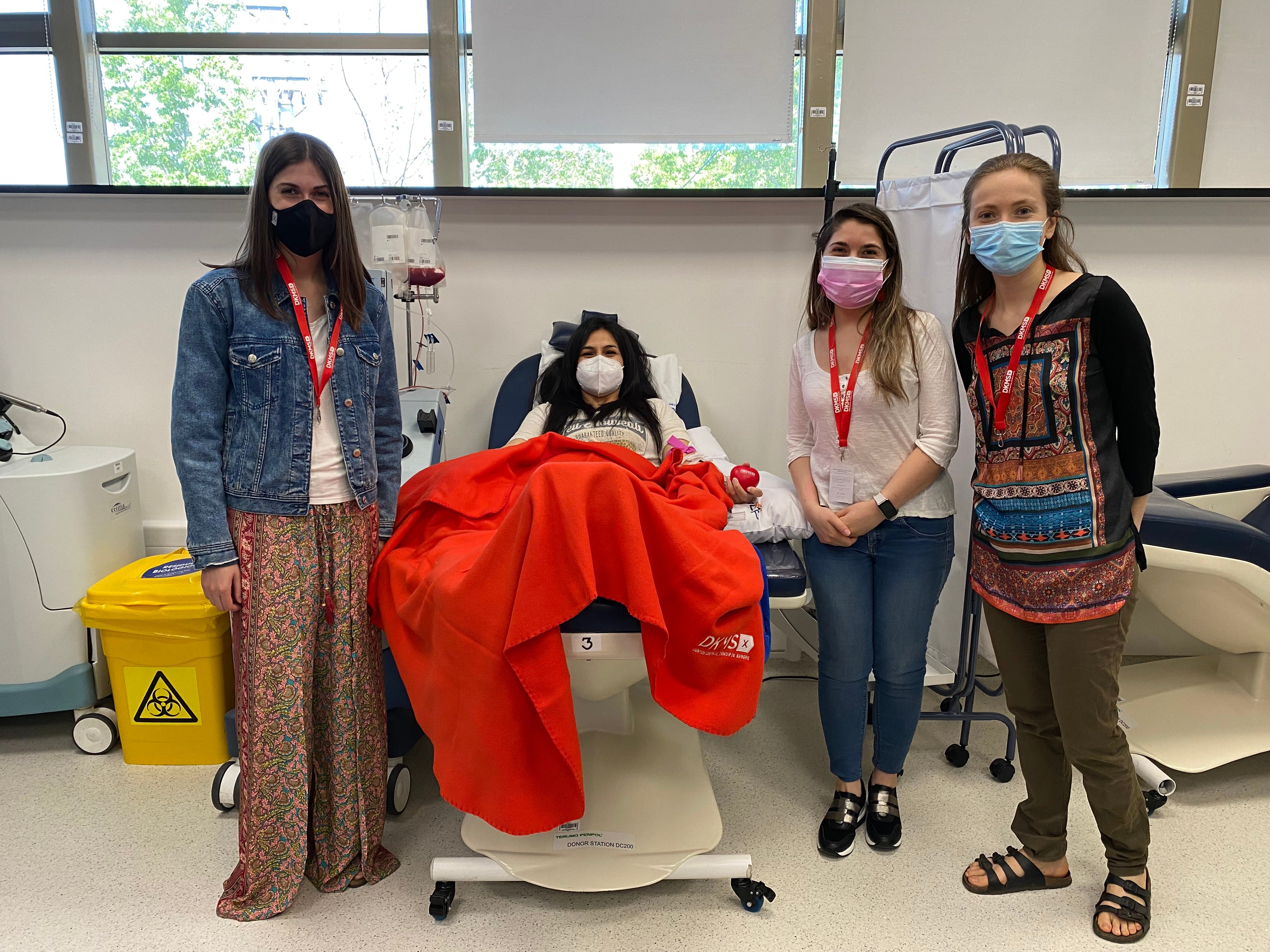 Donante DKMS Adela Henríquez junto al equipo médico 