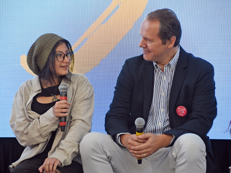 Sofía Galindo junto a su donante, Eduardo Günther, se encuentran por primera vez de manera presencial tras conocerse por videollamada en 2021. 