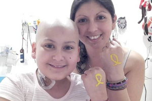 Paciente DKMS Sofía Galindo y su mamá Valentina Poza en febrero de 2019