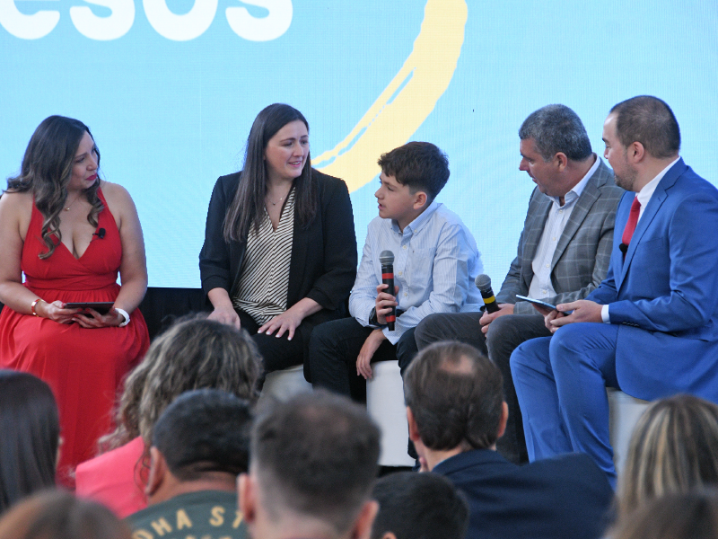 Martín Brandt, acompañado de sus padres Cristina e Iván, en el escenario del 5 Aniversario DKMS Chile