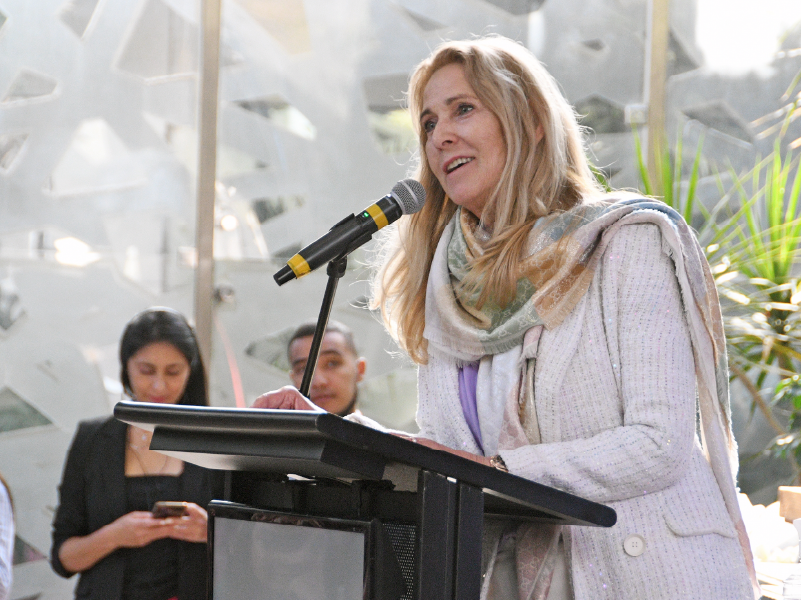 Elke NEujahr, CEO Global de DKMS, en el escenario del 5 Aniversario DKMS Chile