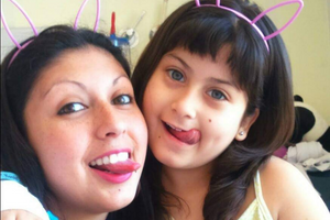 Paciente DKMS Sofía Galindo y su mamá Valentina Poza en noviembre de 2015