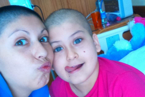 Paciente DKMS Sofía Galindo y su mamá Valentina Poza en abril de 2016