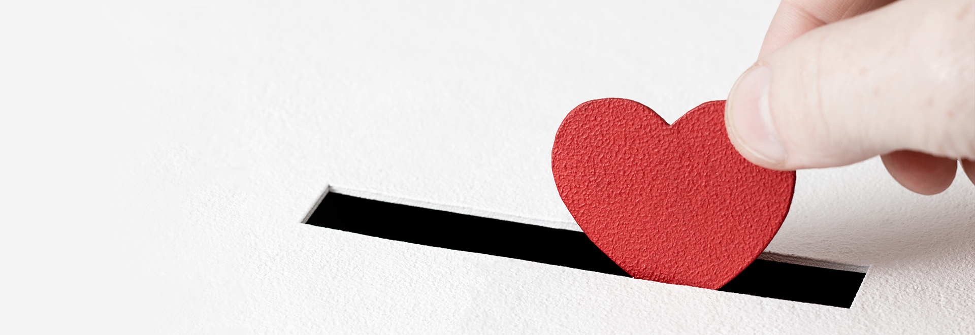 Corazón depositado en alcancía 