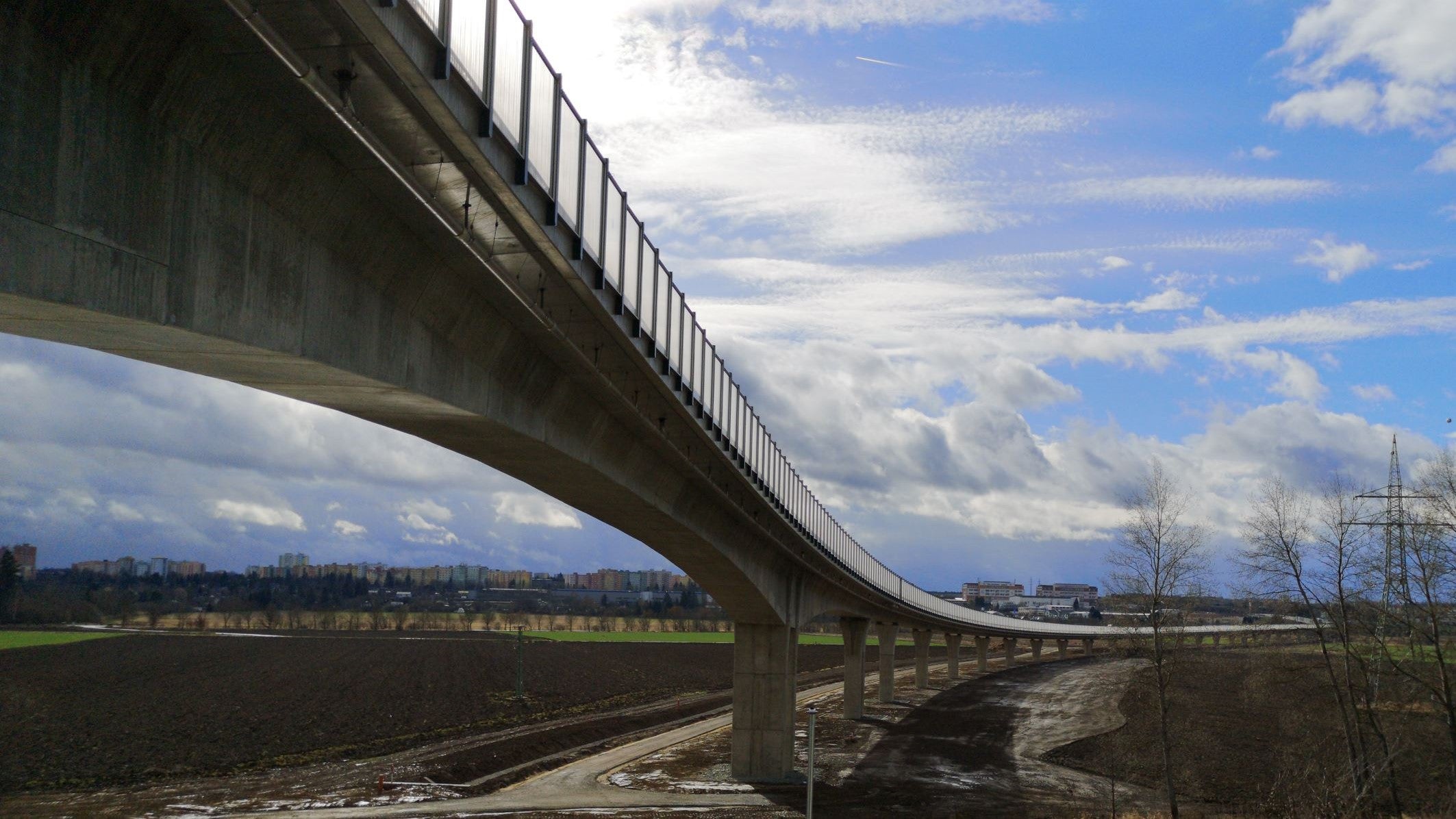 Het viaduct over de rivier de Mze op de stadsomleiding, Pilsen
