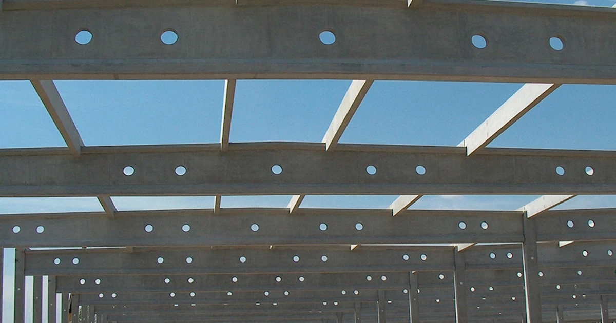 Előregyártott beton szelemengerenda a CTPark Blučina logisztikai csarnokhoz