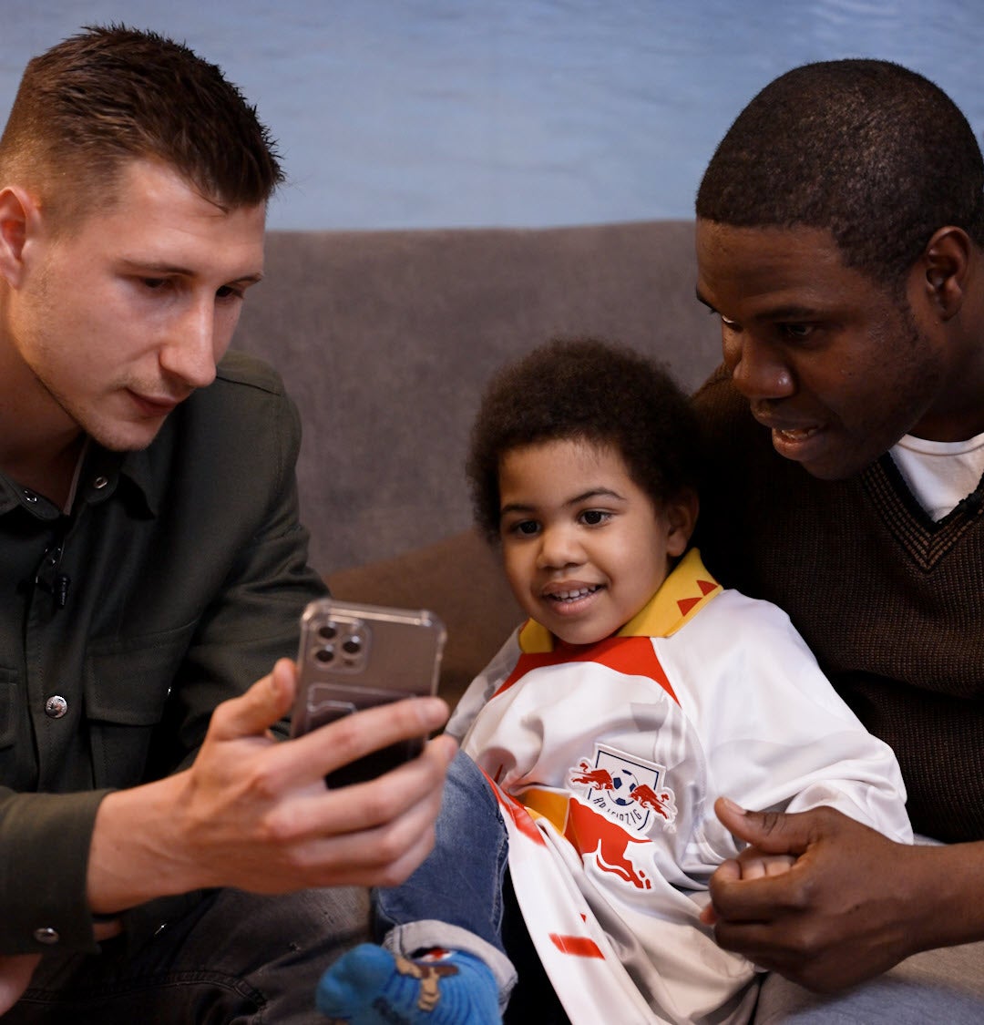 Blood cancer patient Taio was thrilled to receive a visit from RB Leipzig captain Willi Orban