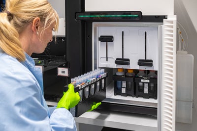 DKMS lab assistant at the DKMS Life Science Lab